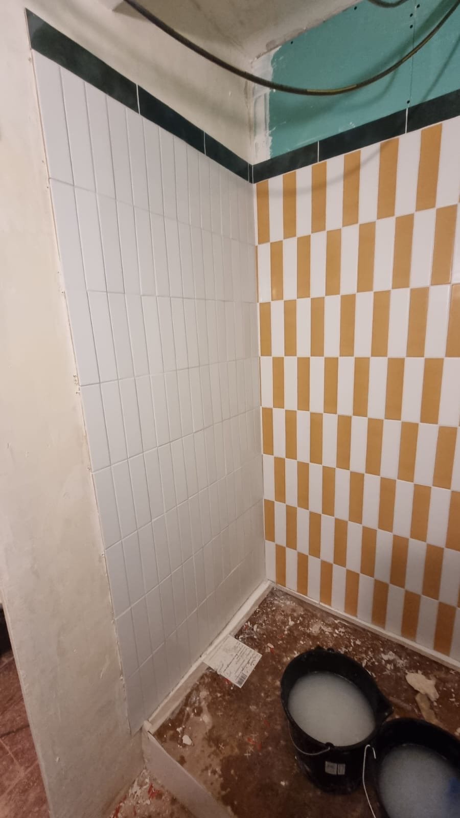 Salle de bain en cours de carrelage pendant le chantier
