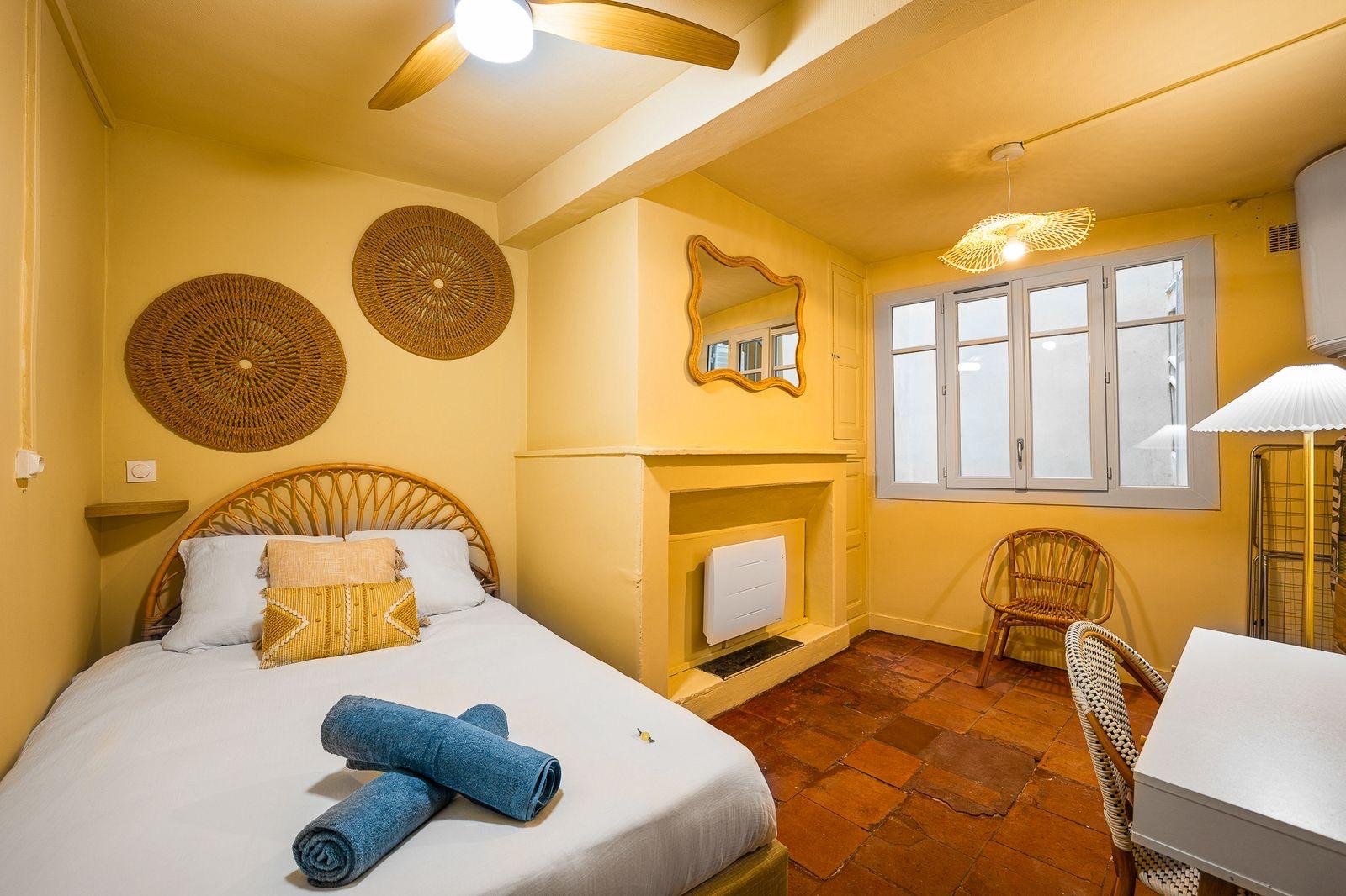 Chambre jaune aménagée après rénovation