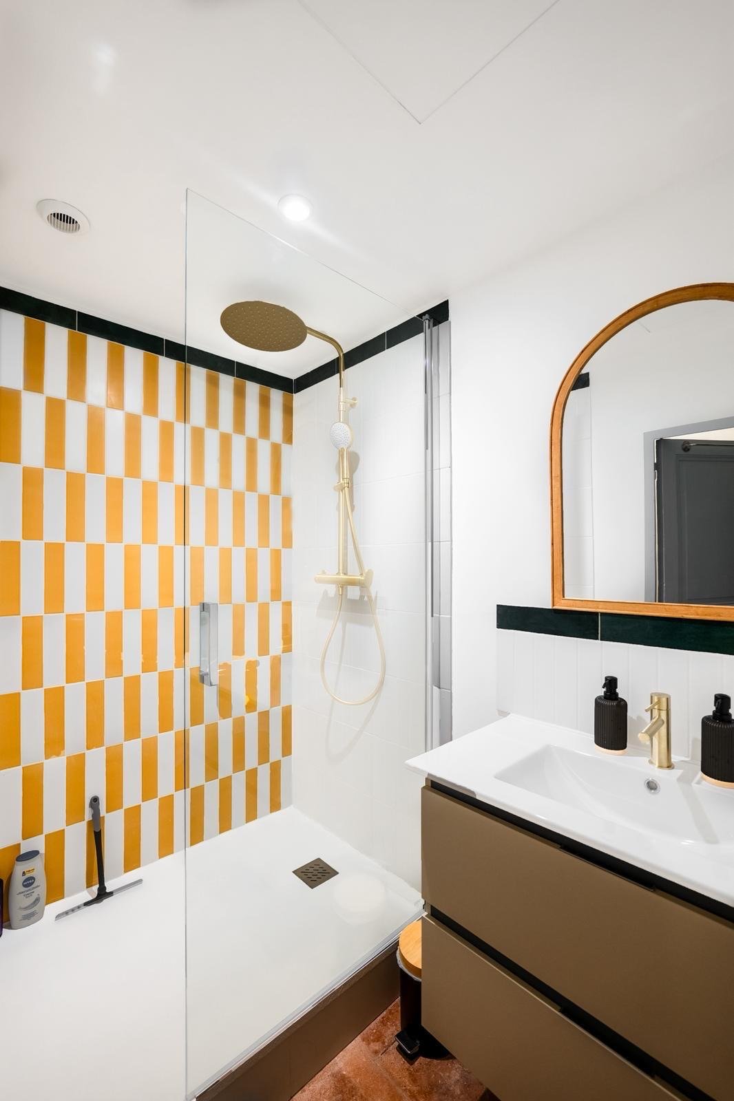 Salle de bain rénovée, carrelage damier jaune, place de la Daurade à Toulouse