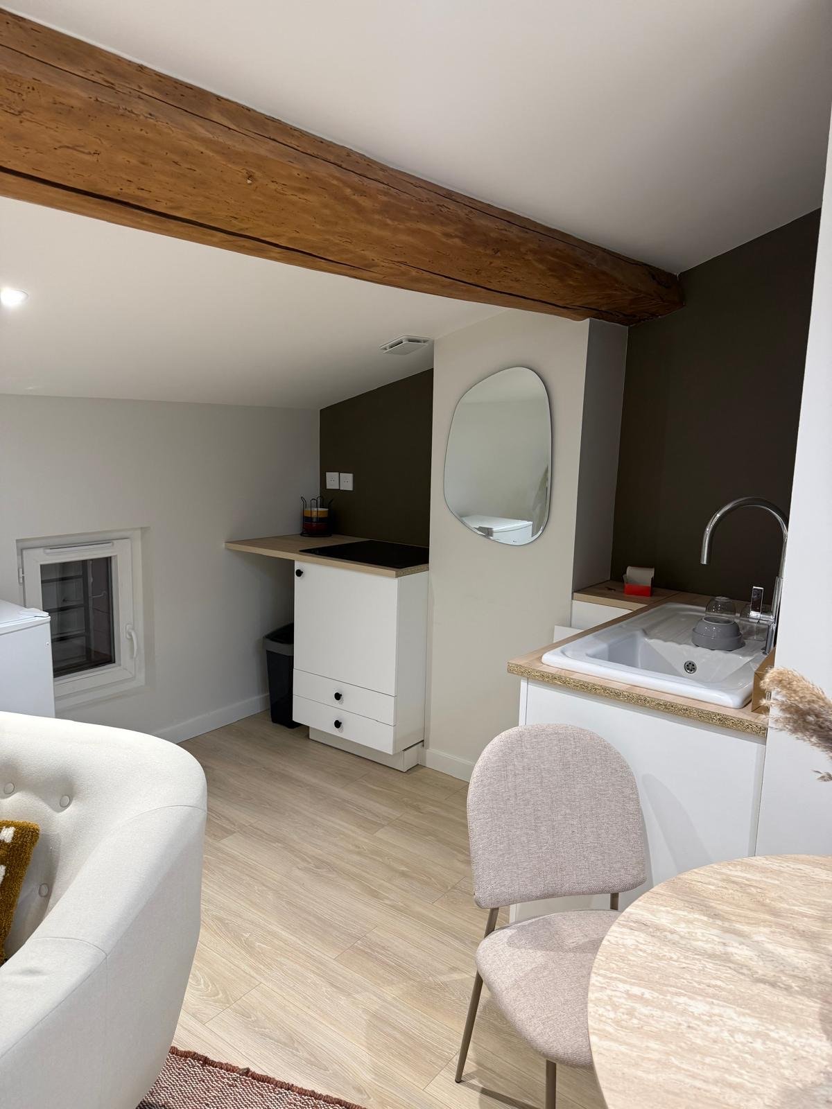 Kitchenette et coin salle d'eau avec miroir ovale