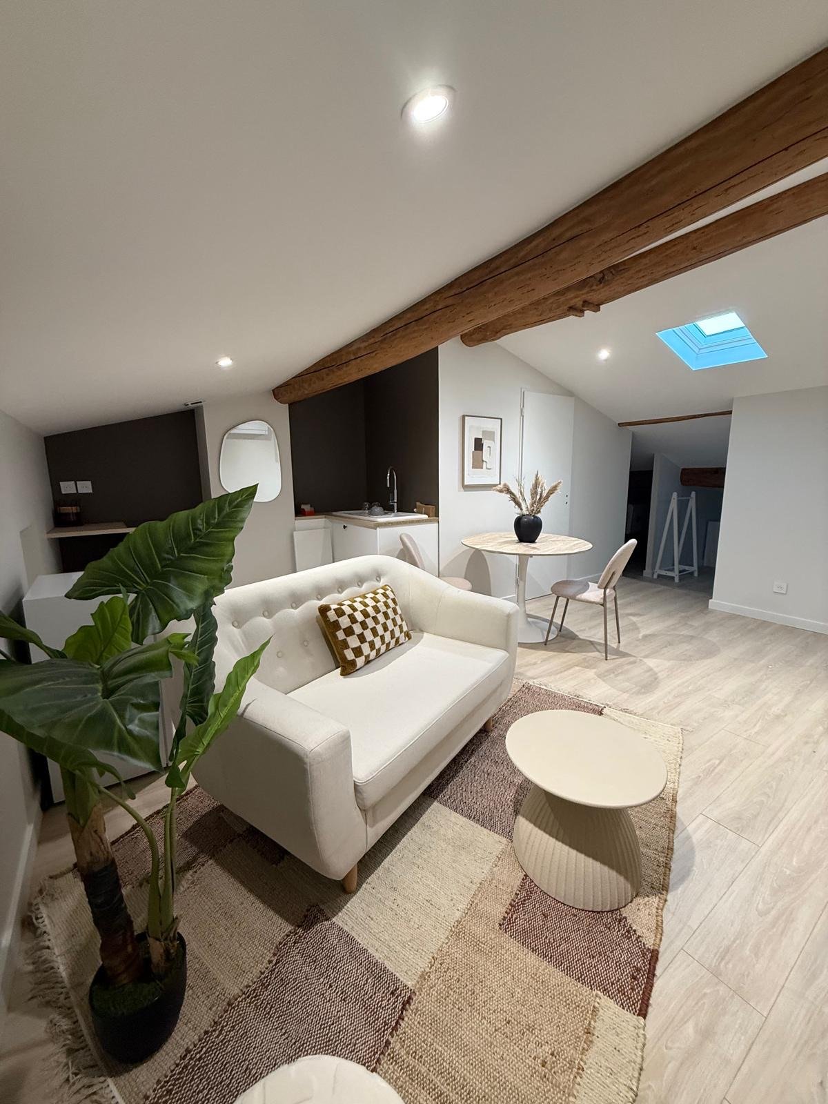 Séjour aménagé et lumineux après travaux