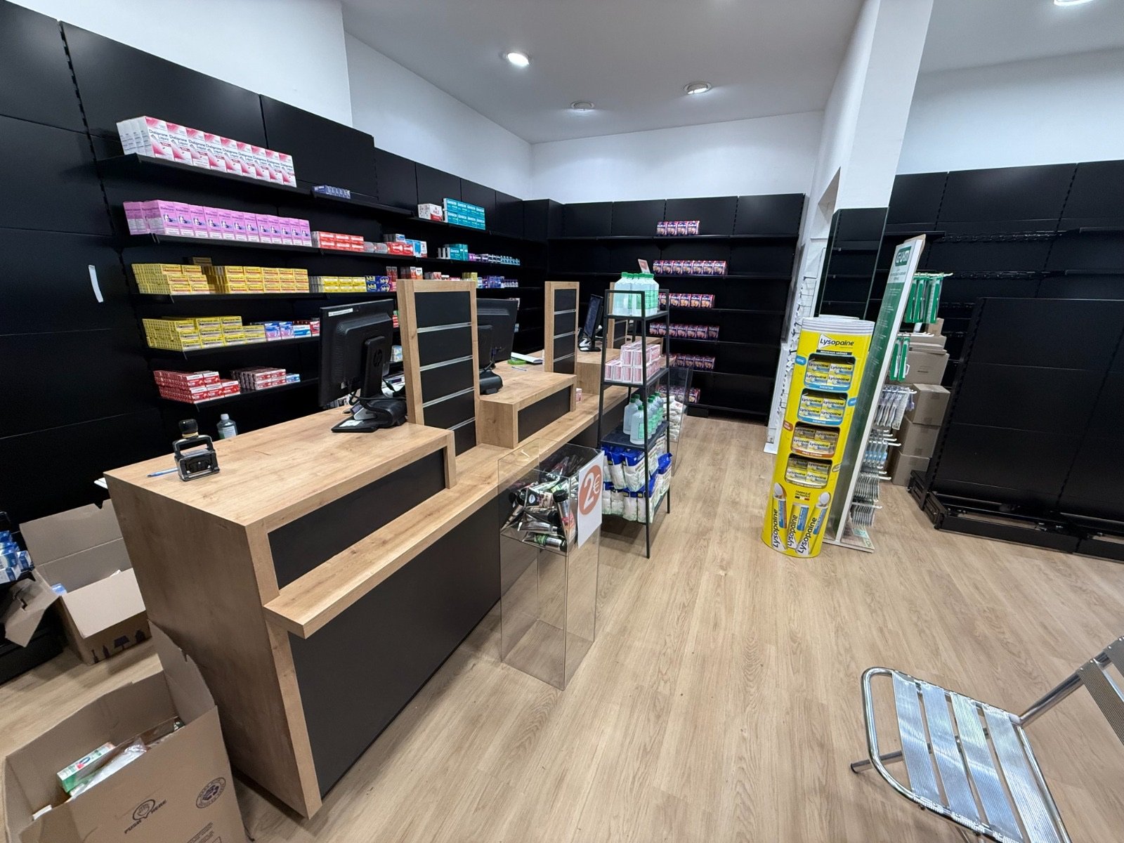 Agencement intérieur fini avec comptoirs bois et libre-service