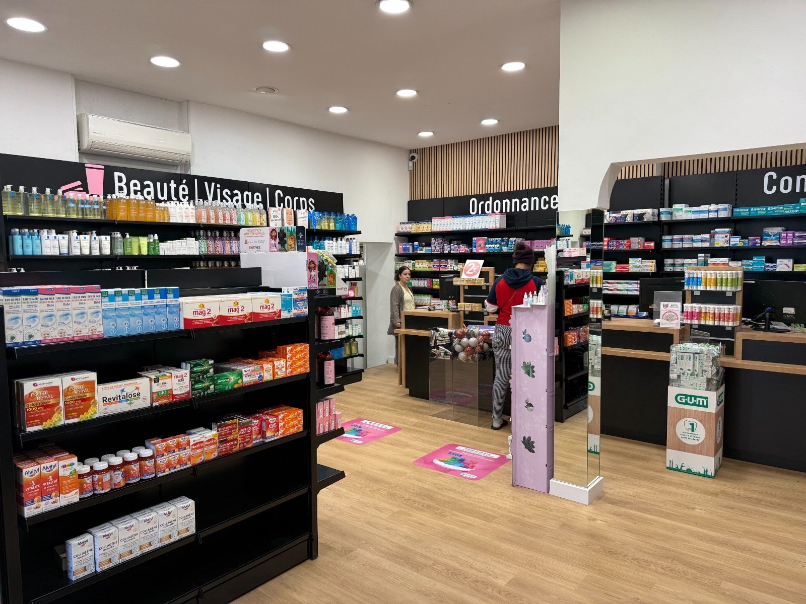 Pharmacie de l'Aspin rénovée, espace de vente moderne avec signalétique par univers